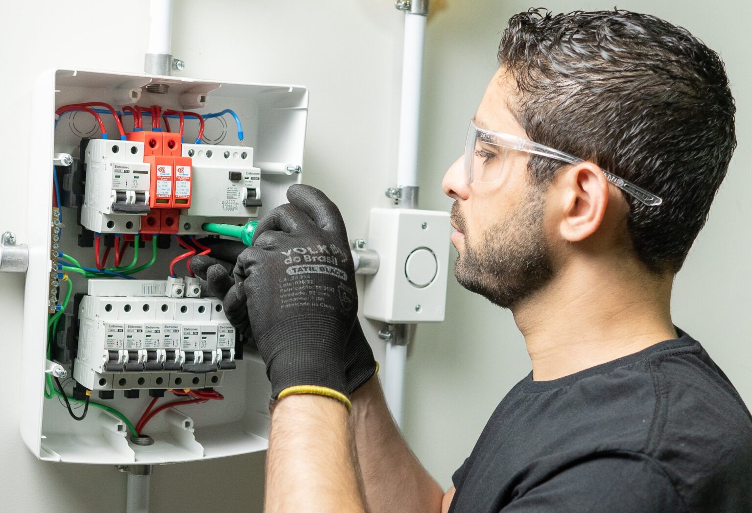 Trabalho prático em quadro elétrico